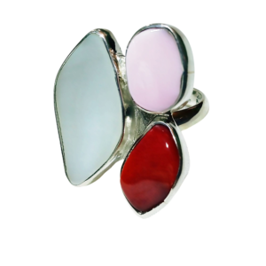 Anillo de piedras naturales y coral rojo, plata